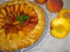 Рецепта за Галет с праскови и сини сливи